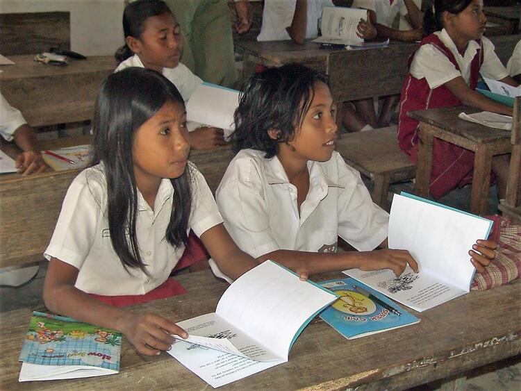 Anak Sekolah membaca buku MULOK
